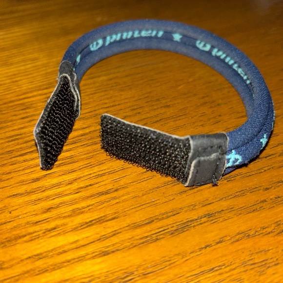 Navy Blue Phiten Athletic Wristband with Sleek Design and Flexible Material - Picture 3 of 3